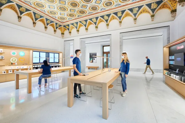 Apple_Via-Del-Corso-opens-in-Rome-interior-team-me