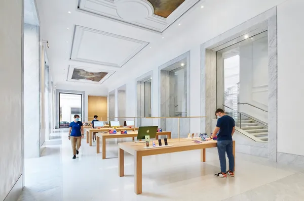 Apple_Via-Del-Corso-opens-in-Rome-interior-team-me