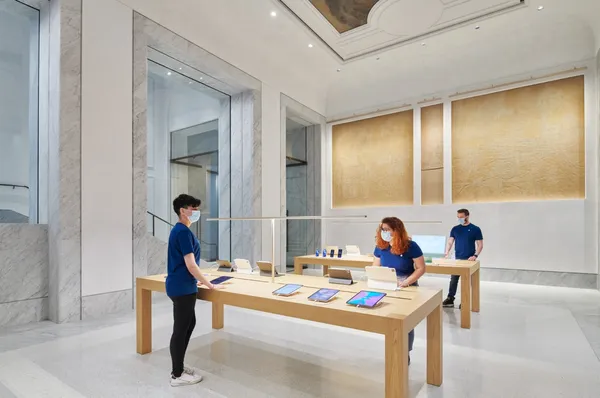 Apple_Via-Del-Corso-opens-in-Rome-interior-team-me