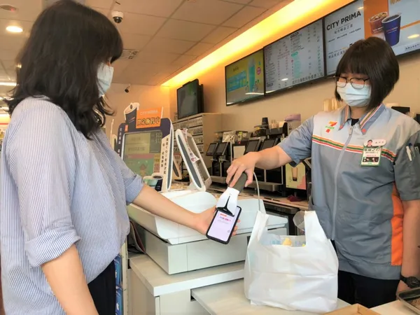 7-ELEVEN打造離家最近安心補給站，自5月29日推出「您選購我打包 預約外帶自取」服務，大幅降低