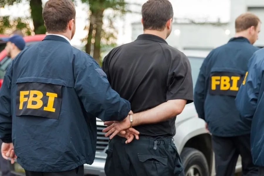 毒販界大獲好評的App竟是魚餌！FBI聯手開發商「釣魚」，如何一網打盡逮捕800多人？