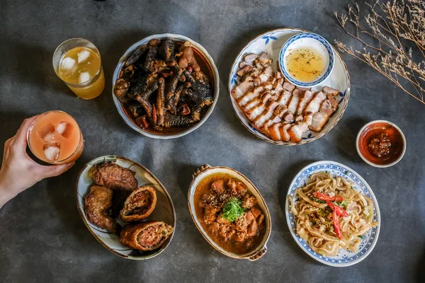 有趣市集-酒肉好友-食物上桌大合照 (圖 KKday提供).jpg