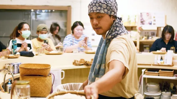 用九種原生藥草釀出都蘭「地酒」！喝一口出力釀糯米酒，品味台東的好山好水