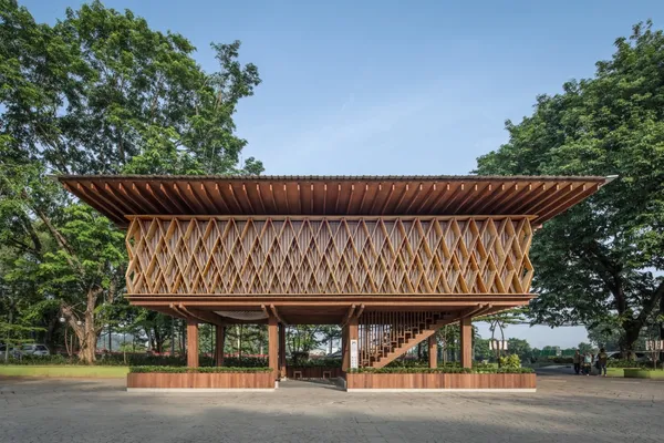 迷你但理想的社區圖書館：印尼「Warak Kayu」用木構高腳屋與窗格設計，打造通風涼爽的閱讀基地