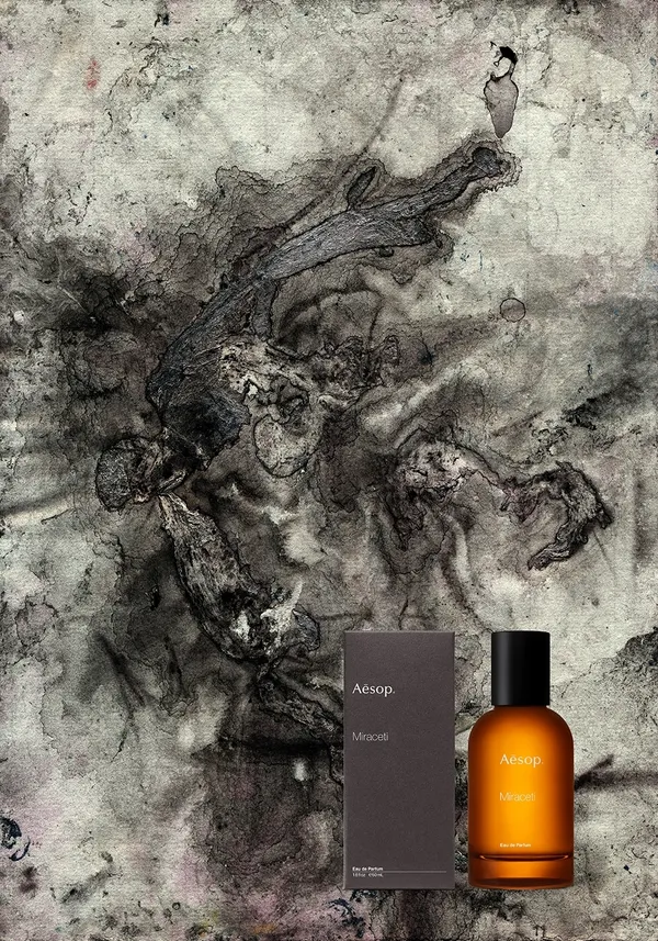 【情境圖】Aesop Miraceti 米拉塞蒂香水_包裝內盒設計由北愛爾蘭聯覺藝術家 傑克·庫爾特