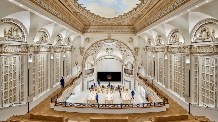 直擊揉合古典建築的Apple Store！水晶燈、鐘樓、大遮蓬⋯蘋果最美「劇院新店」登場