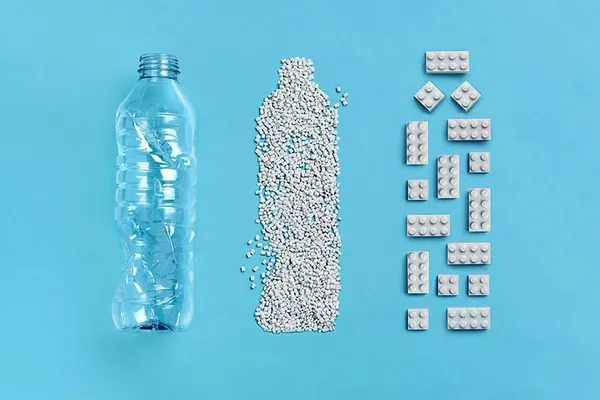 樂高也要永續環保！釋出回收塑膠瓶製成的 LEGO 樣本，樂高公司捨棄一次性塑膠包材後的新創舉
