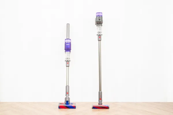 Dyson 今（30）日在台發表全新 Dyson Omni-glide（左）與 Dyson