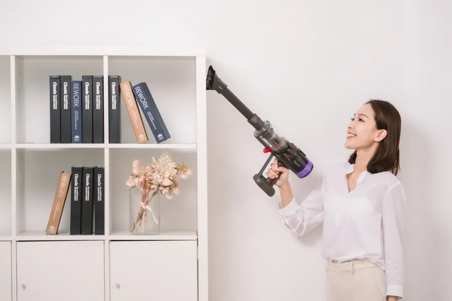 Dyson瞄準租屋族，在台推兩款無線吸塵器！「打掉重來」的新機型有什麼特色？