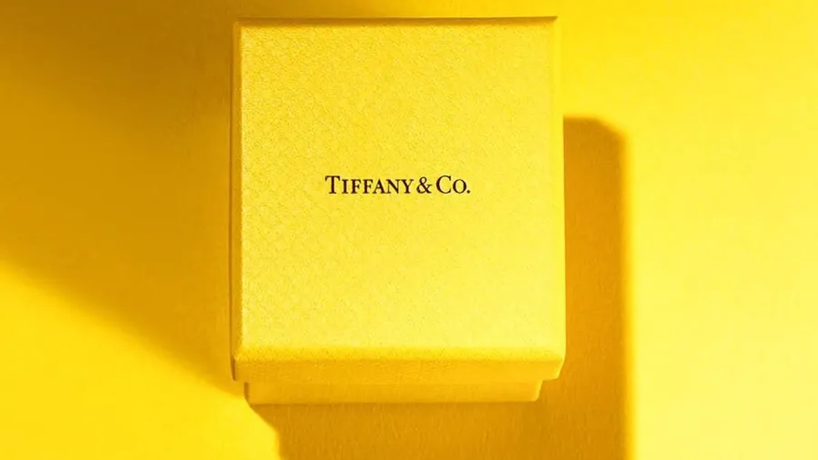 愚人節玩笑成真！Tiffany 把品牌從藍色變黃色，大膽舉動全為「年輕化」