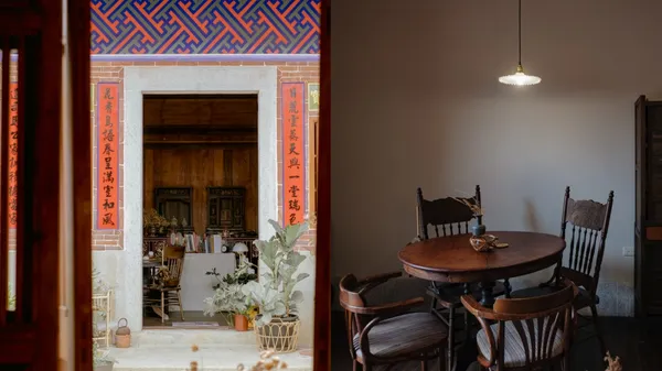 住進坐擁天井的閩南老屋，開始探索金門：民宿「時苑」順著空間氣質，長出嚮往的生活樣貌