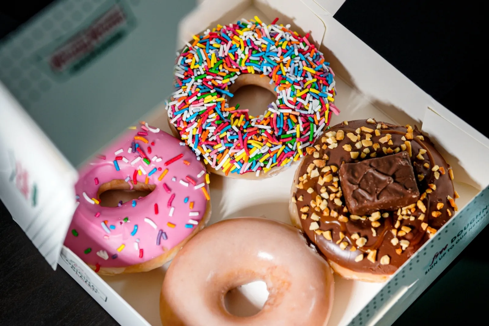 搞怪口味才是生存解方！Krispy Kreme 如何靠「大人味甜甜圈」逆轉頹勢？