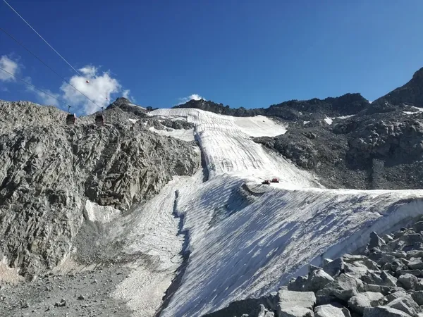 威尼斯雙年展義大利館-invisible mountain-08.jpg