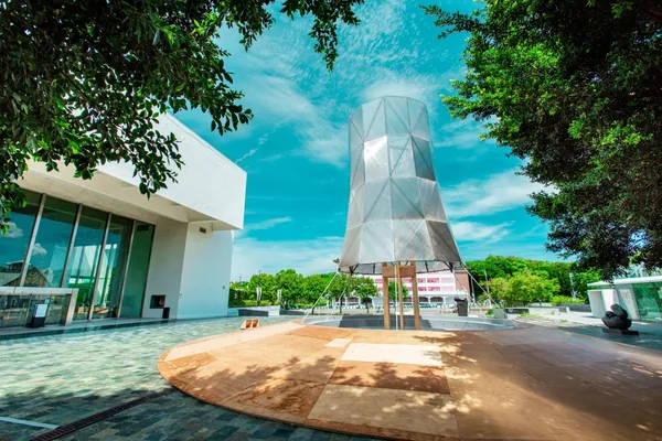 北美館 X-site《爆炸容器》開展！巨大塔式建築坐落戶外廣場，打造光影、視覺、觸覺共振的裝置藝術