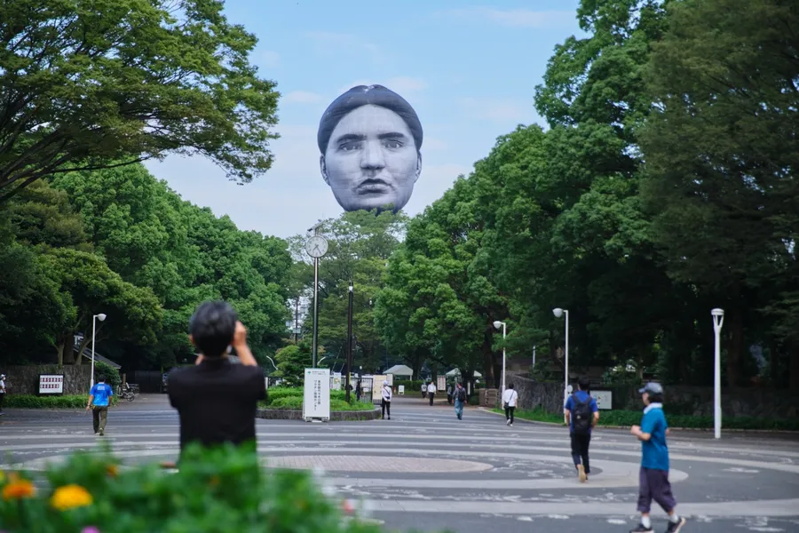 東京街頭漂浮「巨型人頭」氣球，奧運前夕展7層樓高「正夢」