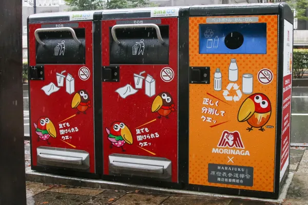 森永製菓與BigBelly合作，在表參道裝設智慧垃圾桶。