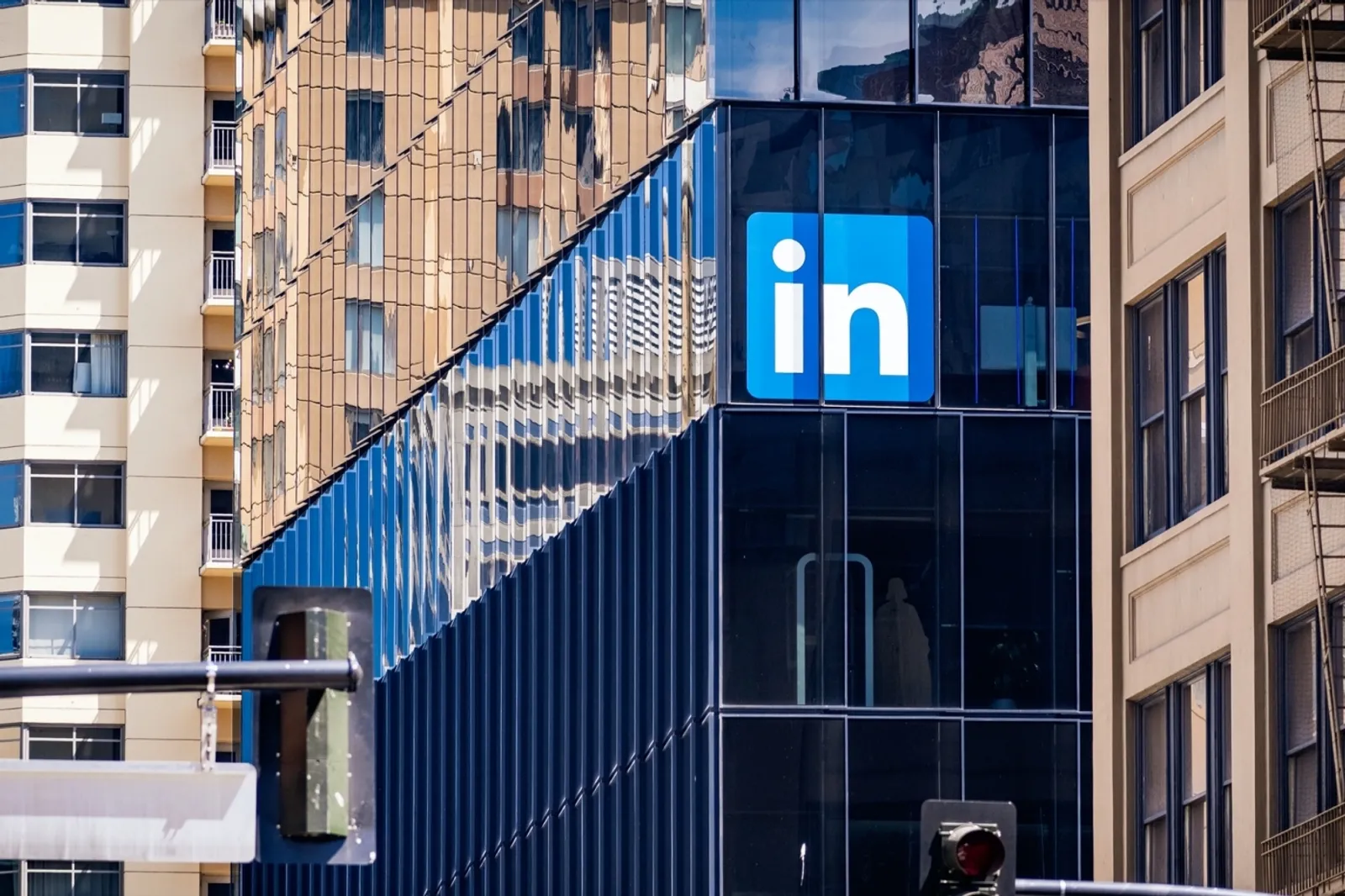 社群演算法大亂鬥，LinkedIn 如何靠滿滿「乾貨」殺出重圍？