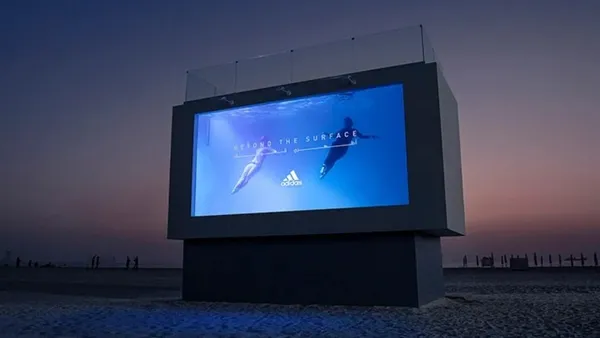 可以跳進去游泳的戶外廣告箱！Adidas 杜拜海灘出新招，打造全球首見的液態廣告看版