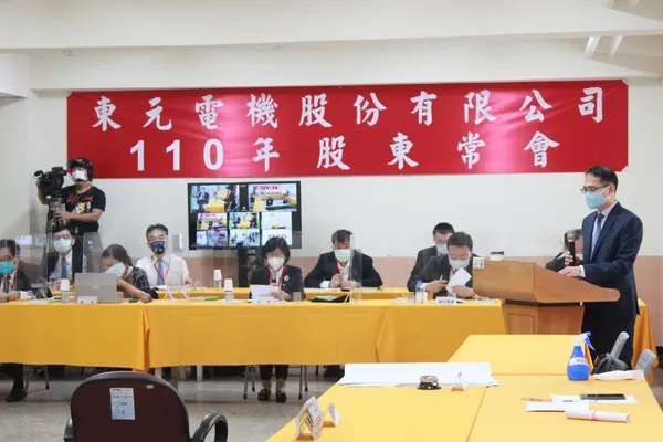 1. 今日召開股東會並進行董監事改選，在十八位董事候選人搶十一席董事的激烈競爭下，公司派當選8席，其