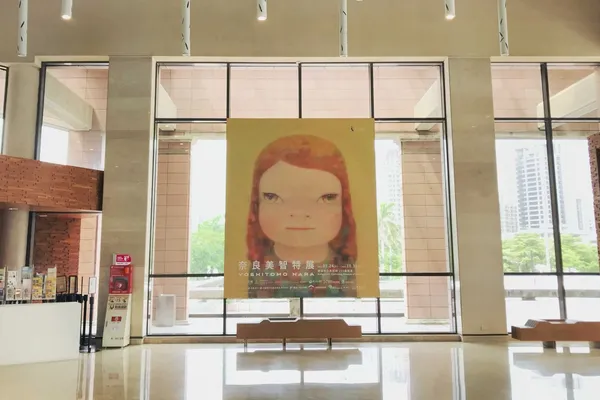 《奈良美智特展》高雄場明(24)日將於高雄市立美術館盛大展出，高美館大廳已布置打卡拍照區，歡迎前來參