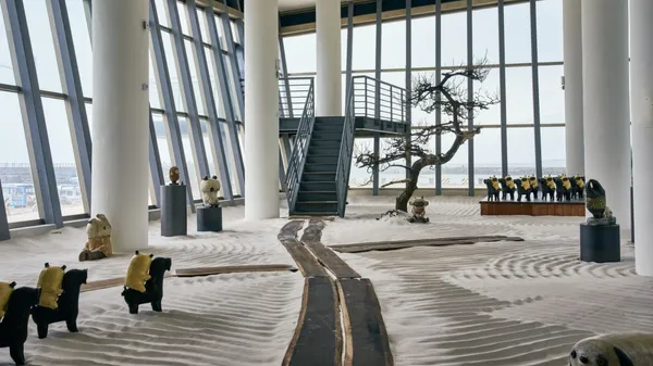 屏東看海美術館《春江獸月夜》開展！藝術家阿咧打造 14 公尺高「春江獸」環抱美術館屋頂