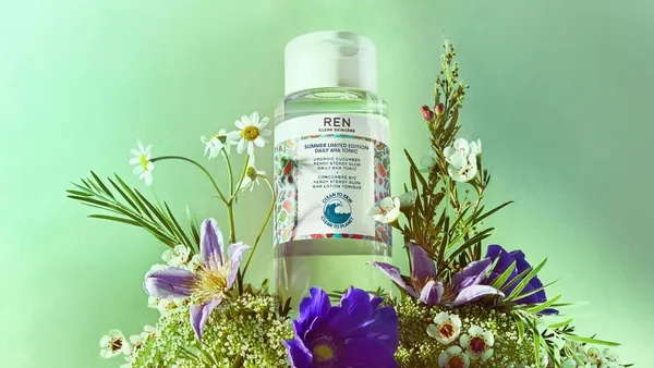 REN 鮮果C亮采化妝水 夏日特調版 250ml NT$1,250_情境圖3.jpg