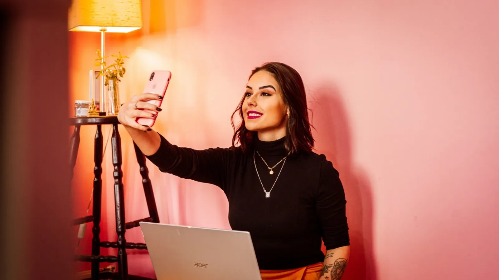 把櫃哥、櫃姐推上前線當網紅！粉絲數不到 10 萬，卻能有最佳的影響力