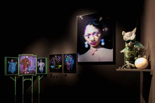 Tim Walker特展-第二展區2-6幼龍-拍攝道具搬進展場.jpg