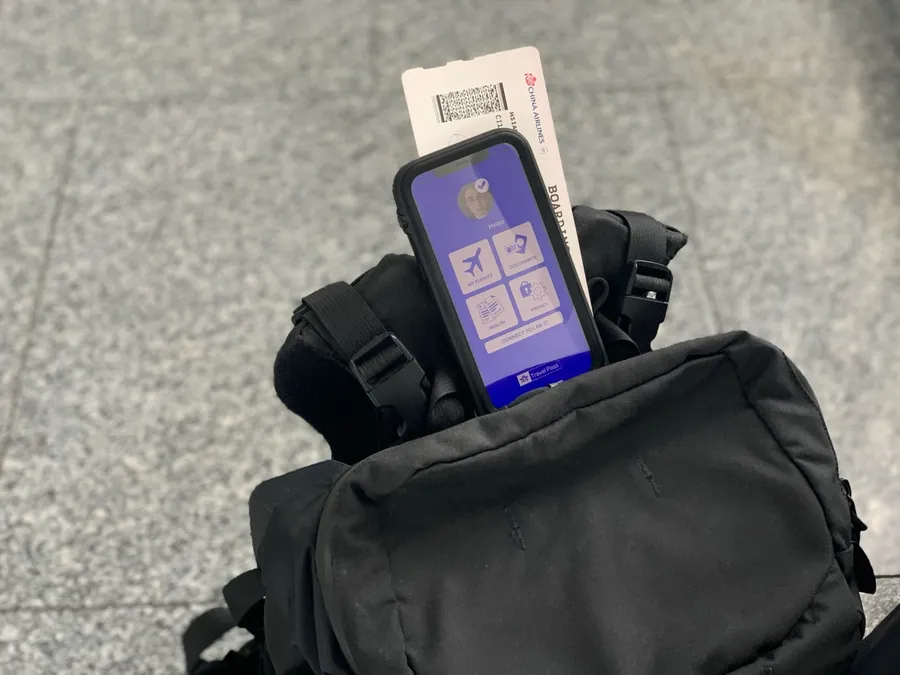 掃條碼就能看PCR檢測報告！數位健康通行證成搭機趨勢，長榮、華航如何佈局？