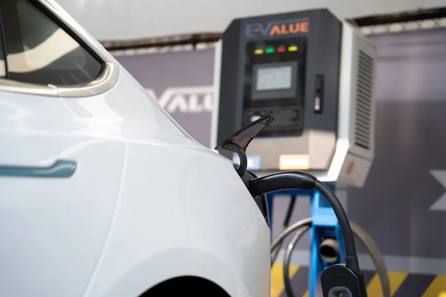 終結車位被佔惡夢、充電計費一次完成！華碩、華城電機攜手打造智慧EV充電站