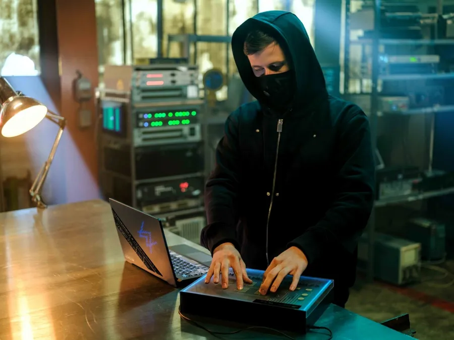 華碩ROG攜手24歲天才電音DJ「Alan Walker」發表聯名機，搶攻Z世代