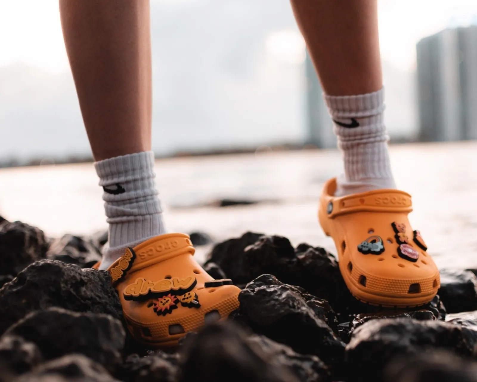 我的鞋就是醜！Crocs 將兩極化評價轉換成行銷手段，靠「包容力」逆勢翻盤