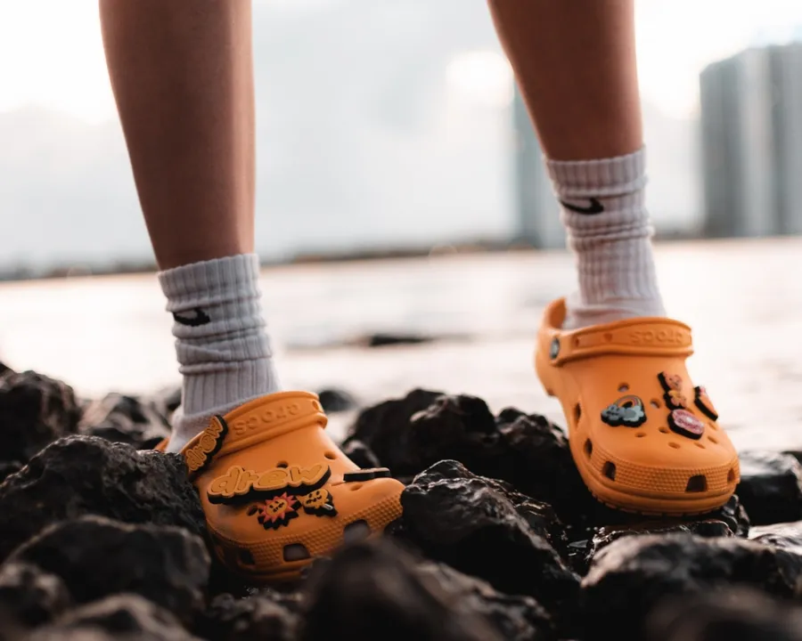 我的鞋就是醜！Crocs 將兩極化評價轉換成行銷手段，靠「包容力」逆勢翻盤