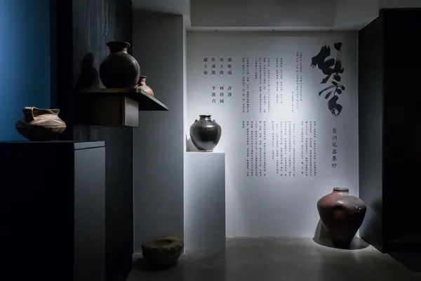 器_中國仰韶文化彩陶罐 中國西漢灰陶繭型壺 中國元代四繫罐 中國明清陶甕 (左至右).jpg
