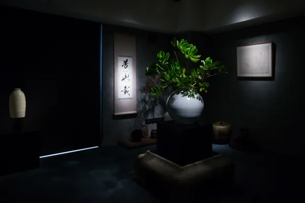 器_金代磁州窯瓶 韓國李朝白瓷罐 (左至右)，掛畫_許靜(芳華載) 李凱真(花色殘影) (左至右)，