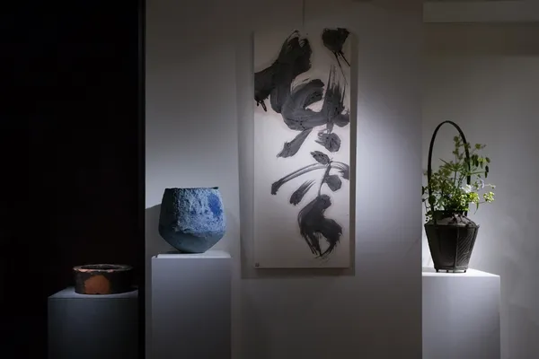 器-台灣歸仁窯槽 羅士亷當代陶器 日本渡辺勝竹斎竹籃 (左至右)，掛畫_許靜(花氣)，材_山歸來 莎