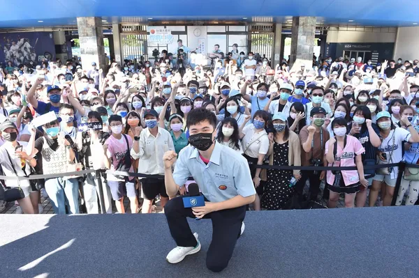 圖六：林昀儒與現場球迷粉絲歡樂互動，充分展現出「國民同學」親民的一面。.jpg