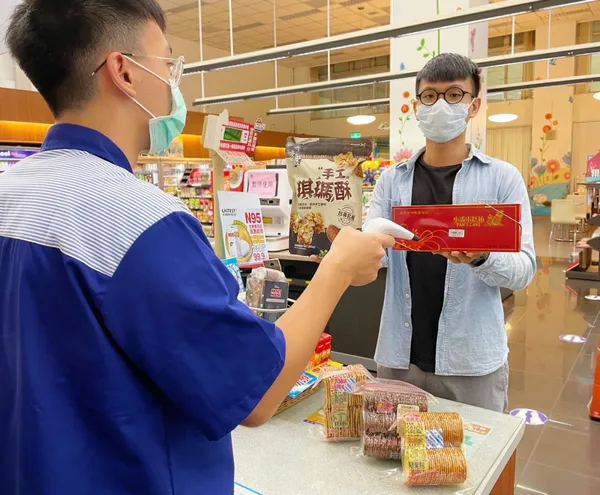 萊爾富考量民眾因「降級微出遊」，前往觀光熱點有群聚風險的擔憂，即日起，直接將萊購物平台上的網路人氣「