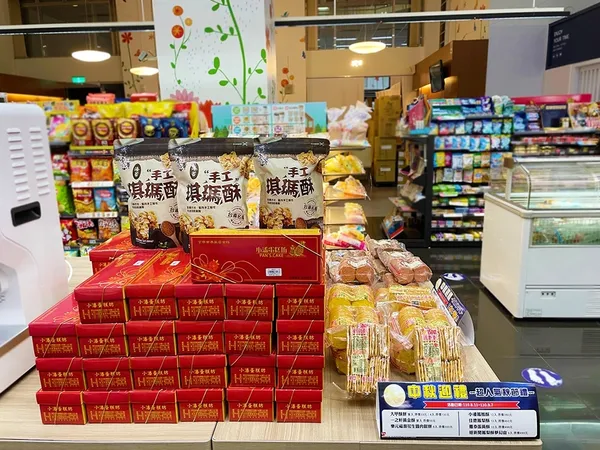 萊爾富推出門市現售網路人氣「夯貨伴手禮」，商品多元，又能兼顧疫情新生活.jpg