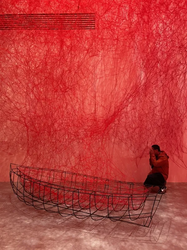 日本當代藝術家塩田千春（Chiharu Shiota）_塩田千春：顫動的靈魂_台北美術館展覽_.jp