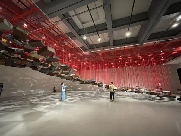 日本當代藝術家塩田千春（Chiharu Shiota）_塩田千春：顫動的靈魂_台北美術館展覽_1.j