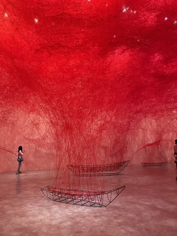日本當代藝術家塩田千春（Chiharu Shiota）_塩田千春：顫動的靈魂_台北美術館展覽_2.j