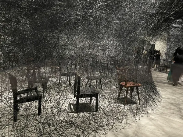 日本當代藝術家塩田千春（Chiharu Shiota）_塩田千春：顫動的靈魂_台北美術館展覽_5.j