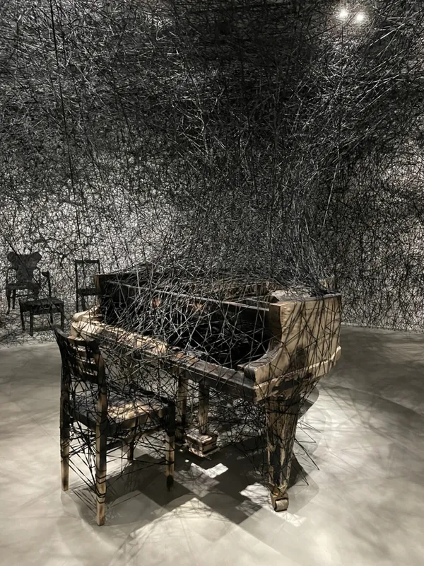 日本當代藝術家塩田千春（Chiharu Shiota）_塩田千春：顫動的靈魂_台北美術館展覽_6.j
