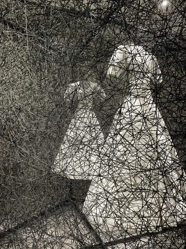日本當代藝術家塩田千春（Chiharu Shiota）_塩田千春：顫動的靈魂_台北美術館展覽_7.j