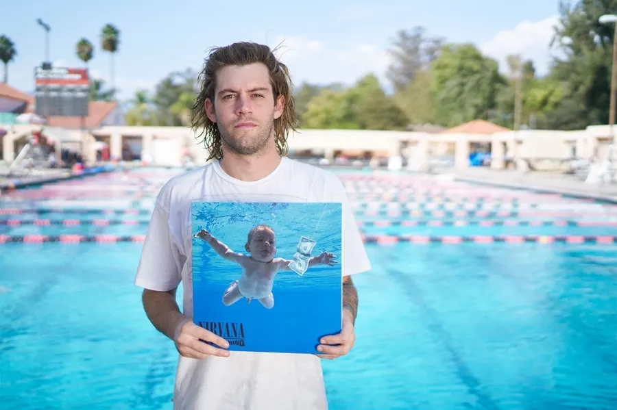 30年前裸泳成暢銷專輯《Nevermind》封面，當年嬰兒指控遭超脫樂團「性剝削」
