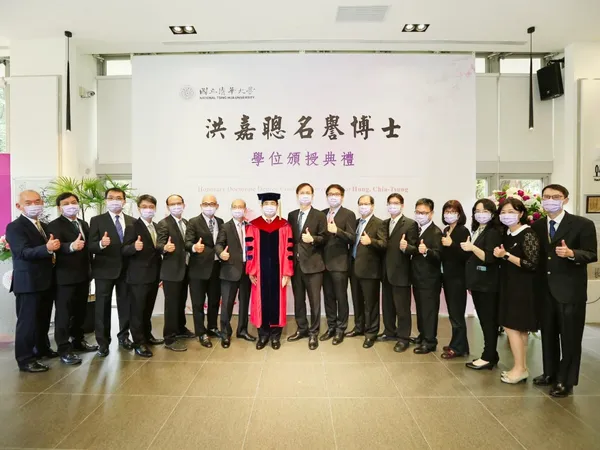洪嘉聰博士(中)獲頒清華名譽博士，許多聯電同仁到場致賀.jpg