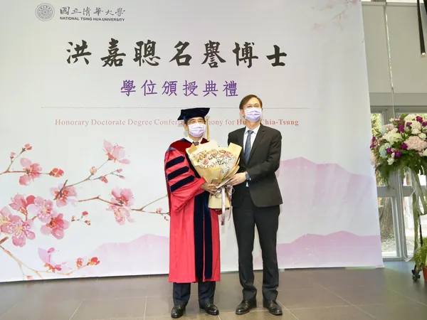 聯電簡山傑總經理(右)代表公司同仁獻花給洪嘉聰博士(左).jpg