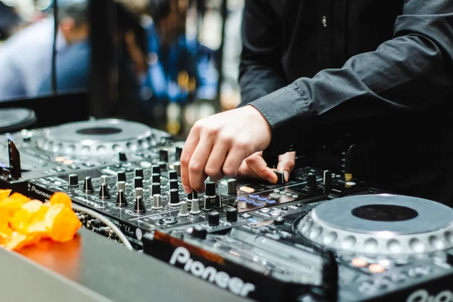 開會想專心要放電音、反思時放嘻哈！「會議室 DJ」如何提升創造力和專注度？