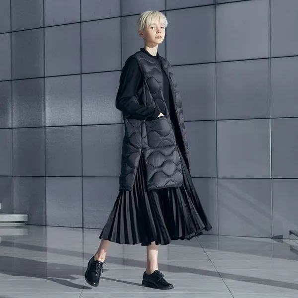 女裝 UNIQLO x Theory 特級極輕羽絨 長版背心_NT$2490_穿搭圖.jpg